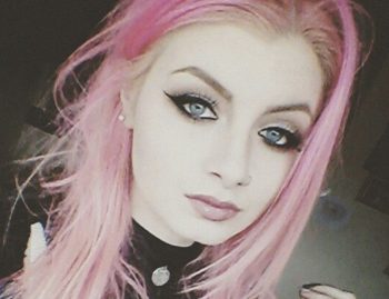 Nenhum tatuador quis cobrir as cicatrizes dessa garota, exceto esse