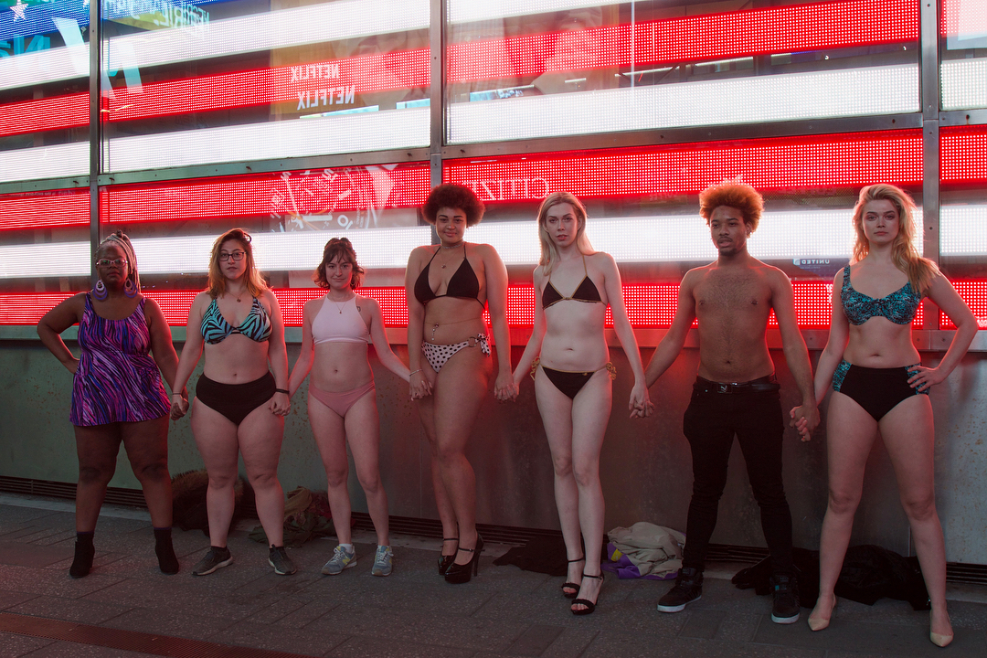 Isso é o que acontece quando mulheres 'normais' desfilam de roupas íntimas pela rua