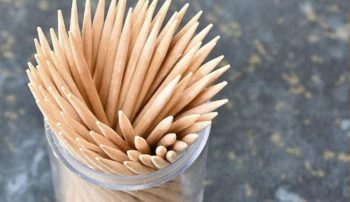 É por isso que você deve parar de usar palitos de dente agora mesmo