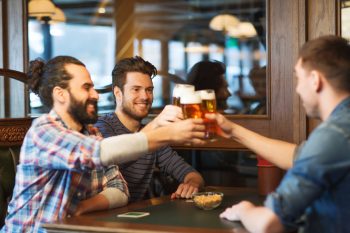 7 maneiras como o álcool muda sua personalidade (e você não sabia)