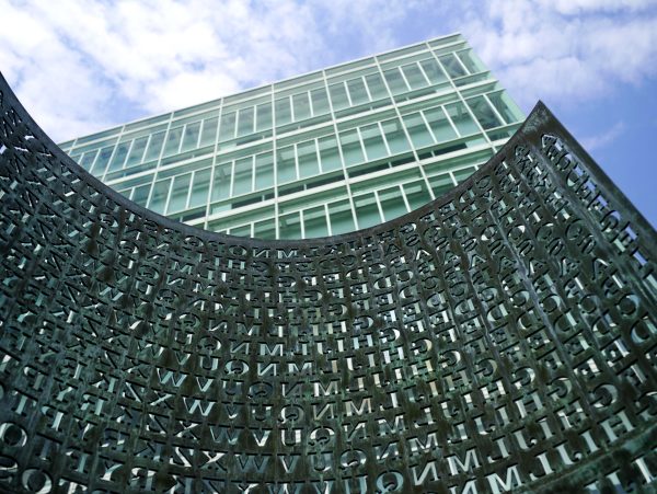 Que mistérios escondem Kryptos, a escultura que fica na entrada da CIA ...