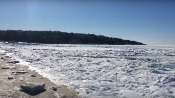 Esse vídeo incrível mostra como é o mar congelado no inverno nos EUA