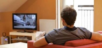 Esse homem ligou a televisão e descobriu a profissão secreta de sua esposa