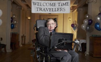 O dia em que Stephen Hawking quis organizar uma festa exclusiva para os Viajantes do Tempo