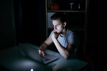 Estudo revela resultado assustador para quem dorme até muito tarde