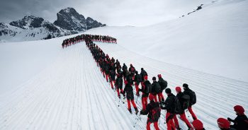 Centenas de alpinistas escalaram uma montanha e as imagens desse evento são incríveis