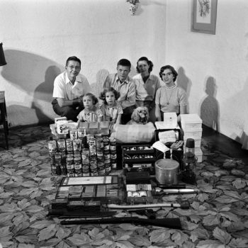 Veja como uma família se preparou para uma guerra nuclear em 1954