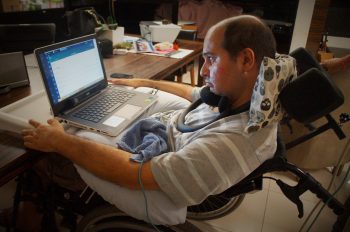 Conheça o brasileiro que sofre da mesma doença que Stephen Hawking