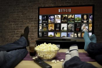 Saiba o que acontece com seu cérebro quando você faz uma maratona no Netflix