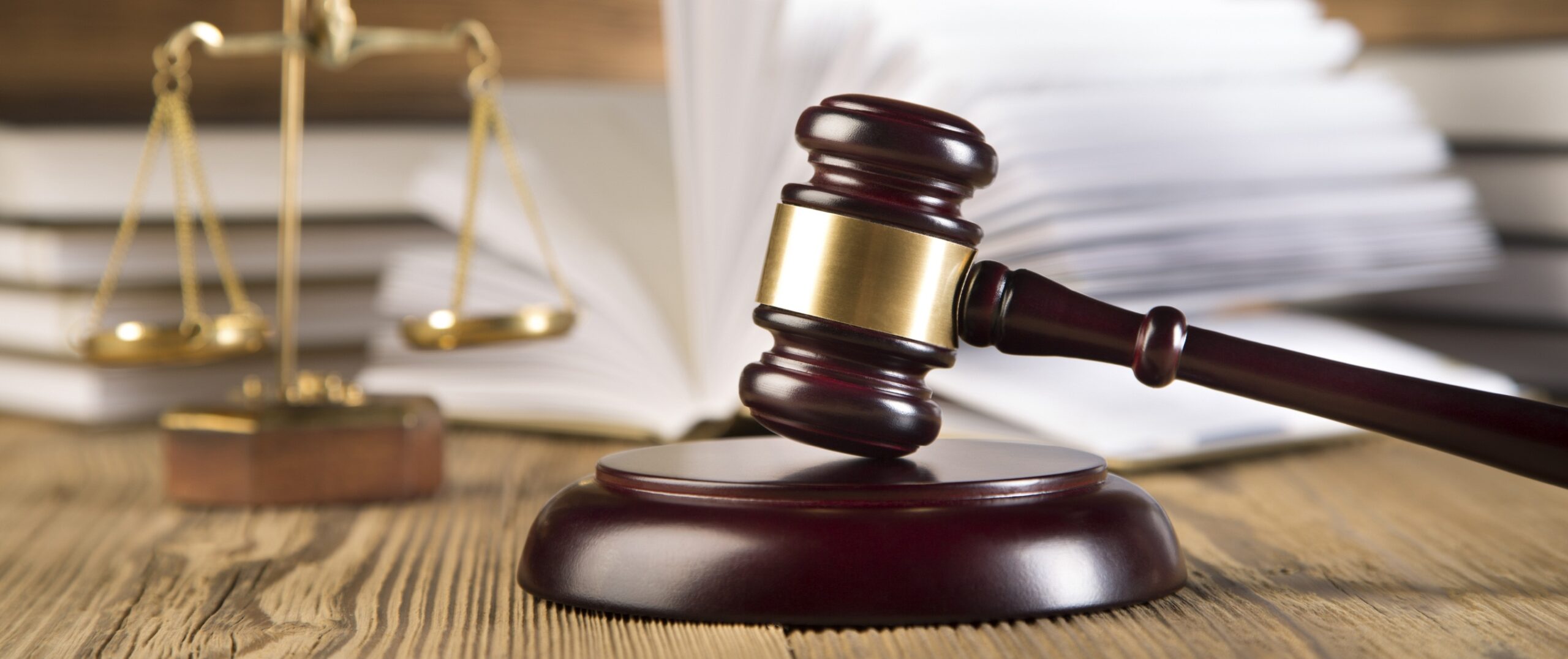 7 pessoas que se processaram