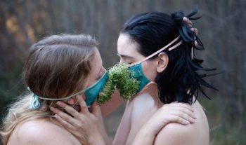 Esses são os Ecossexuais e eles acreditam que fazer sexo com a Terra pode nos salvar