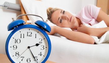 Se você acorda no meio da noite, pode sofrer desses 3 problemas de saúde