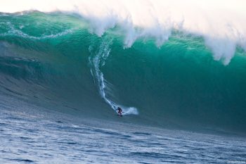 Homem surfando onda quase tão alta quanto um prédio de 10 andares vai te surpreender [Video]