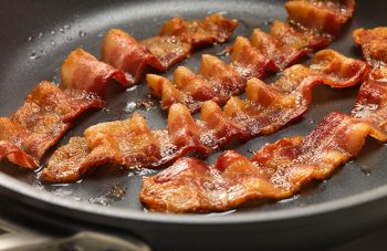Estudos dizem que bacon e salsicha aumentam o risco de câncer de mama