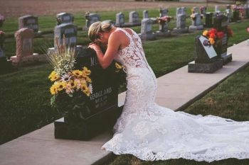 Essa mulher chorou no túmulo do seu noivo no dia do seu casamento