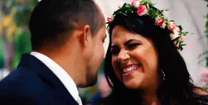 Mulher planeja casamento surpresa e a reação do noivo é impressionante