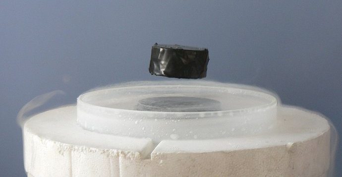 Vídeo mostra incrível experimento que faz imã levitar