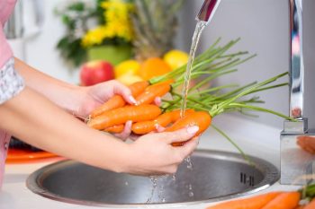 7 alimentos que você sempre lavou de maneira errada