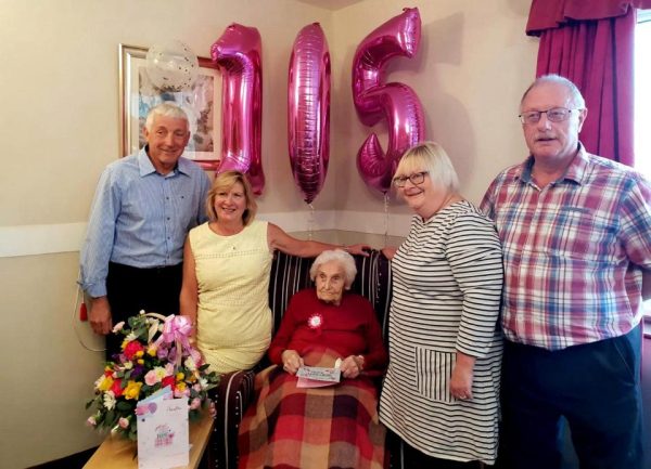 1 201 Velhinha de 105 anos conta qual é o segredo de sua longevidade de forma bem humorada 1 201