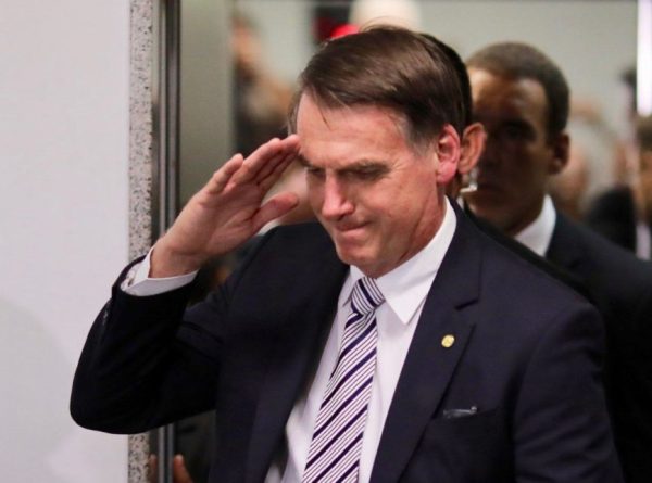 Resultado de imagem para Imagens de Bolsonaro prestando continÃªncia