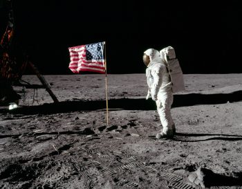 Por quê não vemos nenhuma estrela nas fotos da visita do homem a lua?