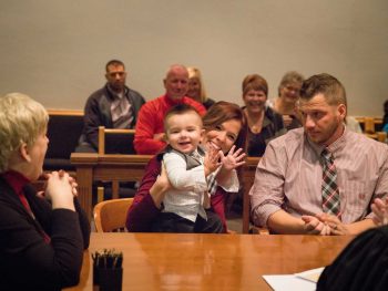Bebê fala ”papai” pela primeira vez quando finalmente é adotado