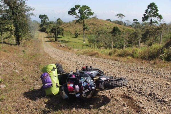 01010010101010 DEPOIS DE NAMORADO DIZER QUE ELA ''NÃO AGUENTARIA'' VIAJAR DE MOTO, MULHER VIAJA 28 MIL QUILÔMETROS 01010010101010