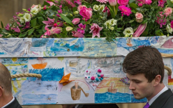 Professora é homenageada e seu caixão é coberto por desenhos dos seus alunos