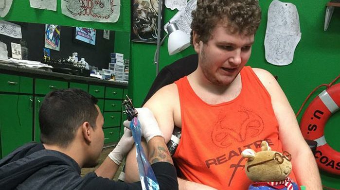 Homem autista consegue fazer a tatuagem dos sonhos depois de ser recusado por diversos tatuadores