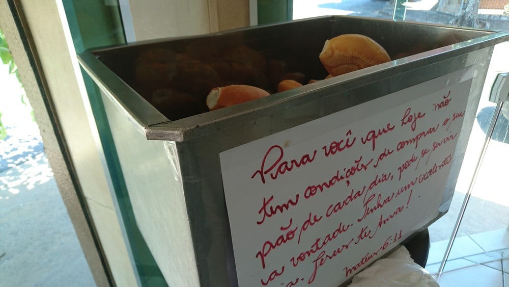 Linda ação de padaria dá pães para quem não pode comprar