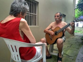 Senhor faz serenata todos os dias para esposa com Alzheimer