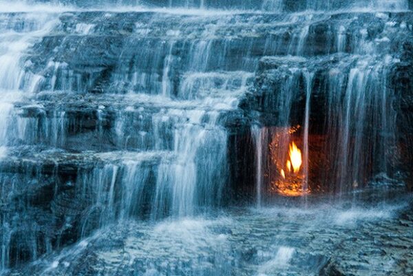 2 32 O que é essa tocha ''infinita'' que queima dentro dessa cachoeira? 2 32