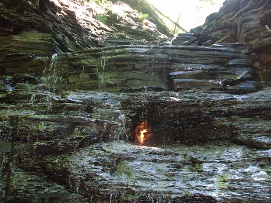 3 25 O que é essa tocha ''infinita'' que queima dentro dessa cachoeira? 3 25