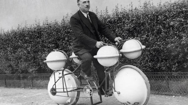Amfibiefiets Amphibious bicycle 600x338 1 7 fotos históricas que você não vai acreditar que são reais Amfibiefiets Amphibious bicycle 600x338 1