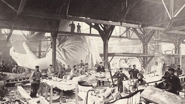 Construction of Statue of Liberty 600x338 7 fotos históricas que você não vai acreditar que são reais Construction of Statue of Liberty 600x338
