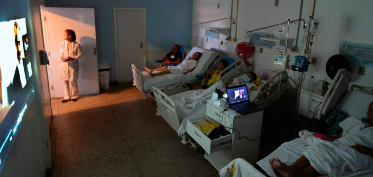 Hospital leva cinema toda semana para ajudar pacientes com câncer