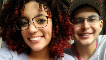 Noiva surpreende e emociona melhor amiga na hora de jogar o buquê em seu casamento