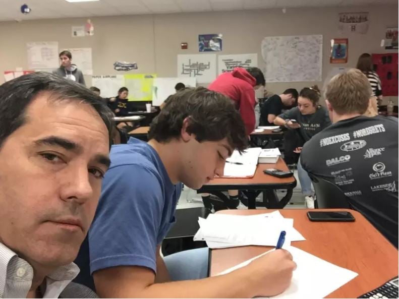 Após ser repreendido no colégio, aluno é acompanhado pelo pai durante as aulas