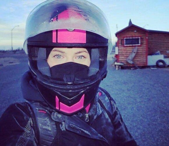 nikkimisurellicanada DEPOIS DE NAMORADO DIZER QUE ELA ''NÃO AGUENTARIA'' VIAJAR DE MOTO, MULHER VIAJA 28 MIL QUILÔMETROS nikkimisurellicanada