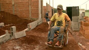 Homem em cadeira de rodas sustenta sua família sendo pedreiro