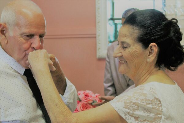 01010010 3 Idosos se conheceram em aplicativo e provam que amor não tem idade 01010010 3