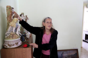 Senhora é despejada por dívida de antigo dono da casa e vizinha paga para recuperá-la