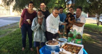 Morador de rua nunca imaginou que ganharia uma festa surpresa aos 57 anos