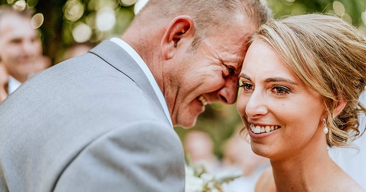 Esse fotógrafo criou um método para que mulheres cegas pudessem "ver" suas fotos de casamento