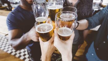 Por que algumas pessoas ficam bêbadas com mais facilidade que outras?