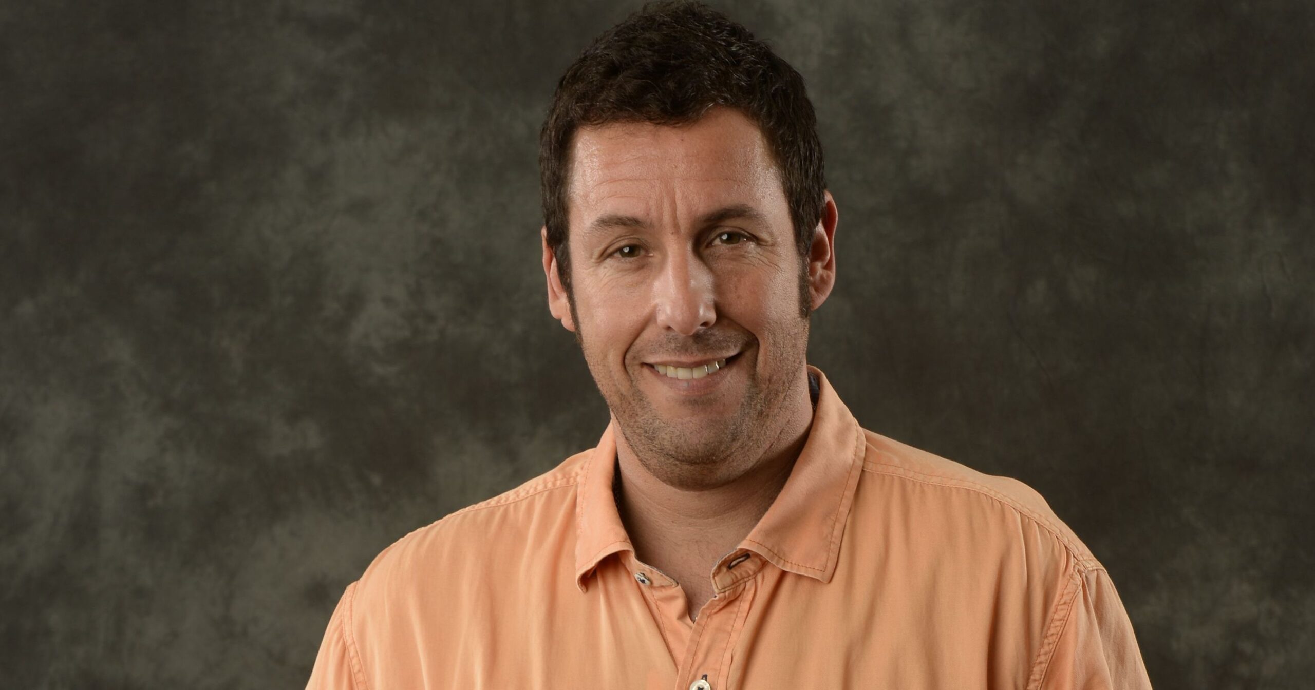 636554111138334563 SBYBrd 07 20 2015 DailyTimes 1 C005 2015 07 19 IMG adam sandler mug 4 1 BOBA00K8 L645663355 IMG adam sandler mug 4 1 BOBA00K8 scaled - Adam Sandler apareció en público con bastón