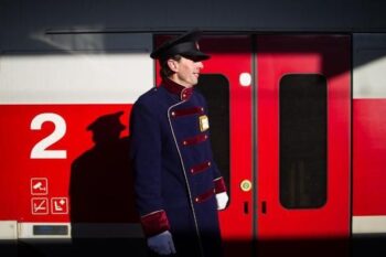 Desabrigados que dormiam em estação de trem agora trabalham nela