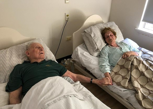 Casal que estava junto há 70 anos morre de mãos dadas
