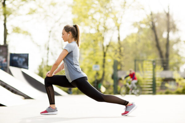 muito jovem exercitando se no parque em um dia ensolarado 52137 163 Essas são as mudanças que acontecem no seu corpo a cada 10 anos muito jovem exercitando se no parque em um dia ensolarado 52137 163