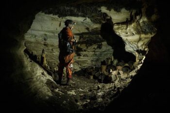Arqueólogos abriram uma caverna selada há mais de 1000 anos